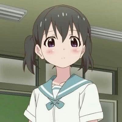 老人烧杨絮险些点着全村